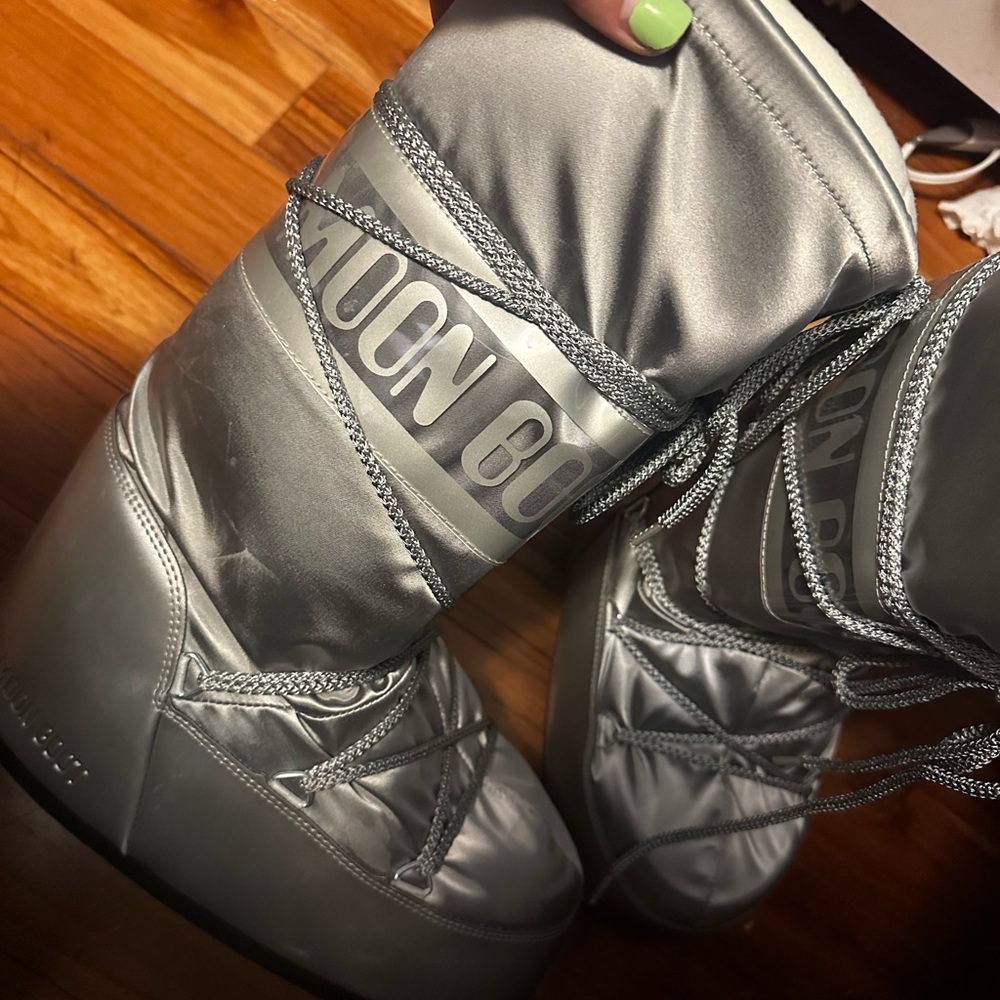 Selling moonboots silver chrome size 9 to 10/5.  Bought wrong size.